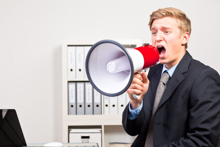 manager macht eine durchsage mit dem megafon